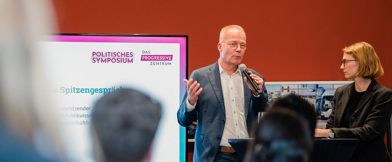 Matthias Miersch (Chair of the SPD Parliamentary Group) and Astrid Séville (Professor of Political Science at Leuphana University Lüneburg and member of the Scientific Advisory Board of Das Progressive Zentrum) on stage.