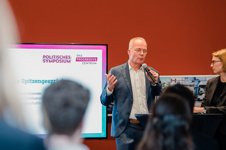 Matthias Miersch (Chair of the SPD Parliamentary Group) and Astrid Séville (Professor of Political Science at Leuphana University Lüneburg and member of the Scientific Advisory Board of Das Progressive Zentrum) on stage.