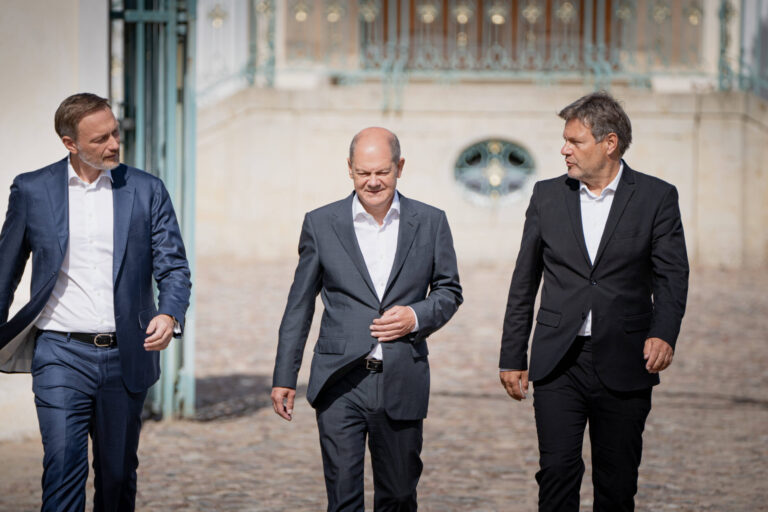 Christian Lindner, Olaf Scholz und Robert Habeck laufen auf die Kamera zu.