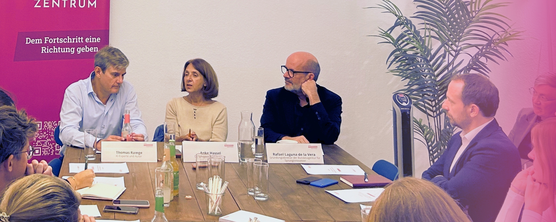 Rafael Laguna de la Vera und Thomas Ramge beim Roundtable mit Anke Hassel