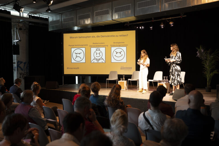 Innocracy25: Paulina Fröhlich und Juliane Baruck beim Impuls zur Eröffnung der Konferenz