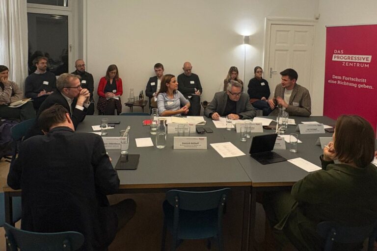 Der dritte Round Table Demokratiepolitik im Konferenzraum des Progressiven Zentrums in Berlin diskutiert zum Thema Staatsmodernisierung