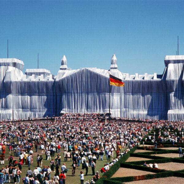 Foto des von Christo und Jeanne-Claude verhüllten Reichstagsgebäudes.