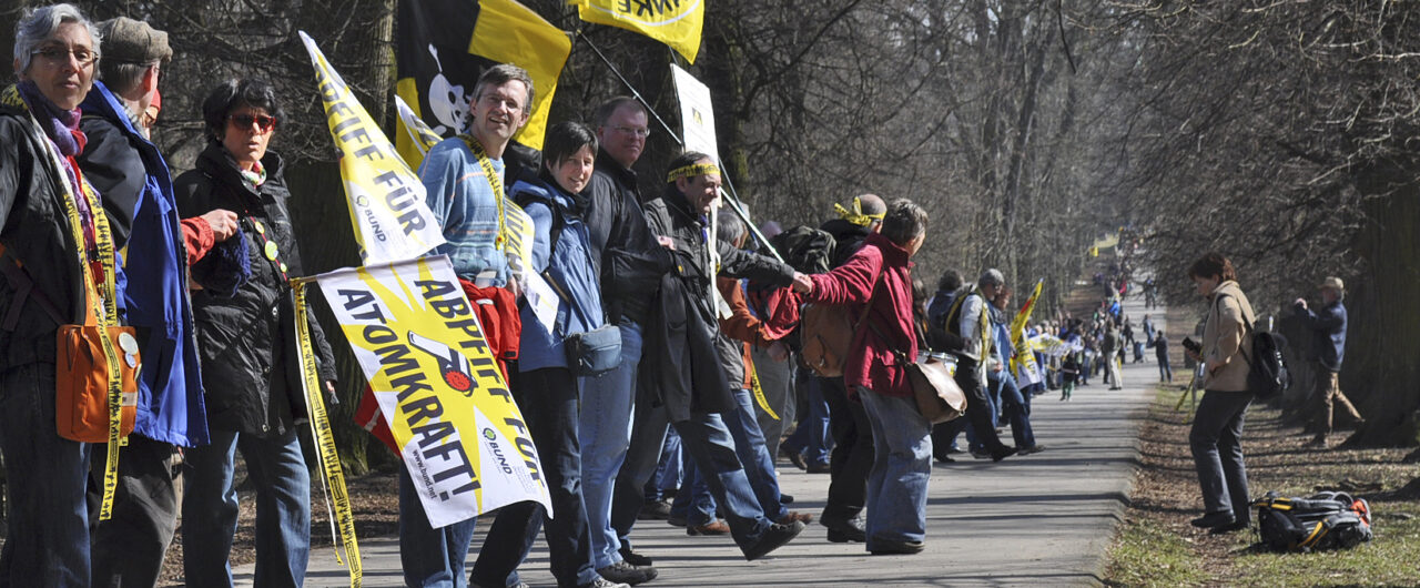 Menschenkette der Anti-Atomkraftbewegung mit Bannern und Fahnen