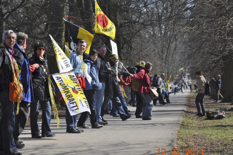 Menschenkette der Anti-Atomkraftbewegung mit Bannern und Fahnen