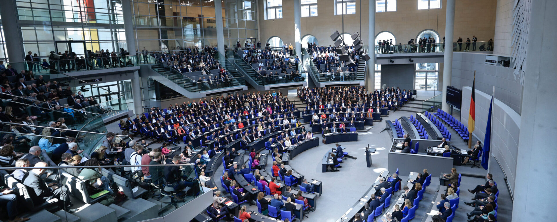 1. Sitzung des 21. Deutschen Bundestages - konstituierende Sitzung: Hier Blick ins Plenum während Alterspräsident Dr. Gregor Gysi, Die Linke., MdB, seine Rede im Rahmen des TOP 1 "Eröffnung der Sitzung durch den Alterspräsidenten" hält.