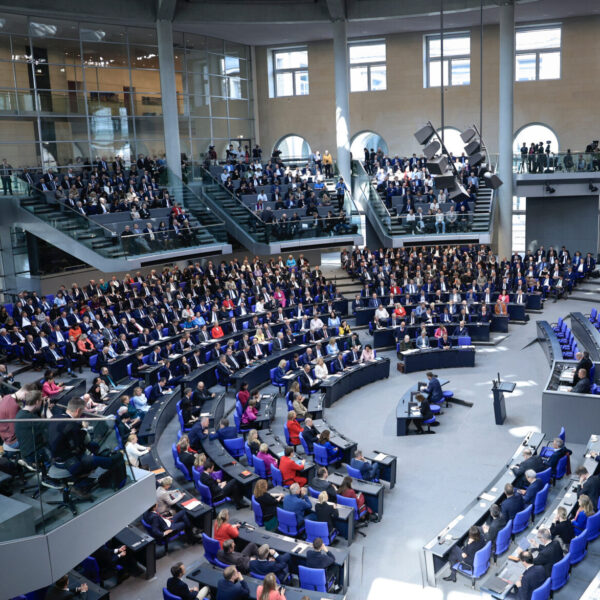 1. Sitzung des 21. Deutschen Bundestages - konstituierende Sitzung: Hier Blick ins Plenum während Alterspräsident Dr. Gregor Gysi, Die Linke., MdB, seine Rede im Rahmen des TOP 1 "Eröffnung der Sitzung durch den Alterspräsidenten" hält.