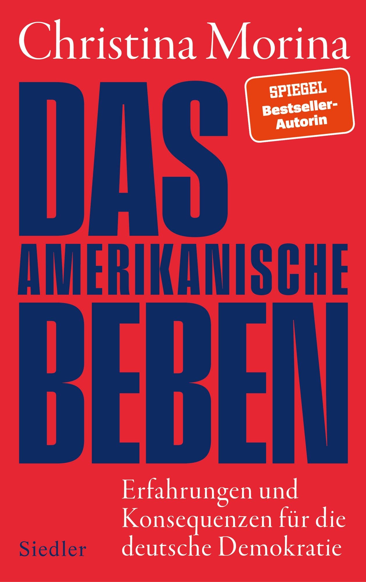 Rotes Buchcover Das amerikanische Beben von Christina Morina mit dem Untertitel Erfahrungen und Konsequenzen für die deutsche Demokratie. Der Titel ist in großen, dunkelblauen Blockbuchstaben gedruckt. Oben rechts befindet sich ein Sticker mit der Aufschrift SPIEGEL Bestseller-Autorin, erschienen im Siedler Verlag.