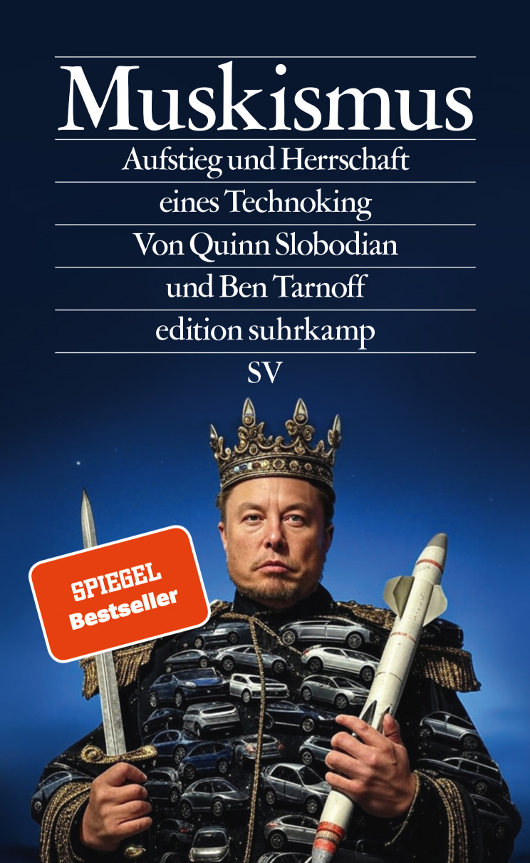 Buchcover Muskismus – Aufstieg und Herrschaft eines Technoking von Quinn Slobodian und Ben Tarnoff aus der edition suhrkamp. Das Cover zeigt eine fotorealistische Montage von Elon Musk mit Königskrone, Schwert und Rakete vor blauem Hintergrund sowie einen orangen SPIEGEL Bestseller-Sticker.