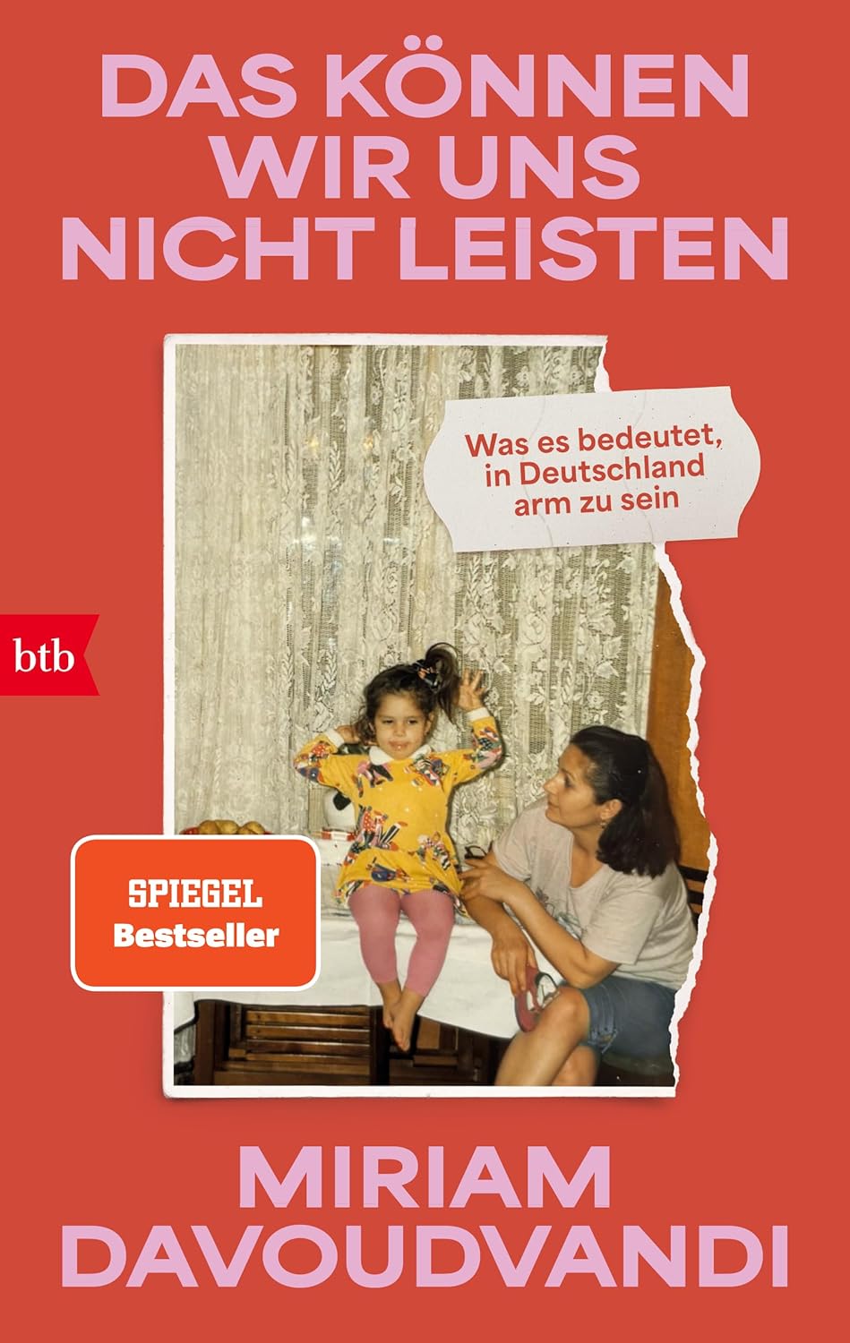 Rotes Buchcover „Das können wir uns nicht leisten“ von Miriam Davoudvandi. Das Motiv zeigt ein altes Familienfoto mit einer Mutter und einem Kind sowie den „Spiegel Bestseller“-Sticker.
