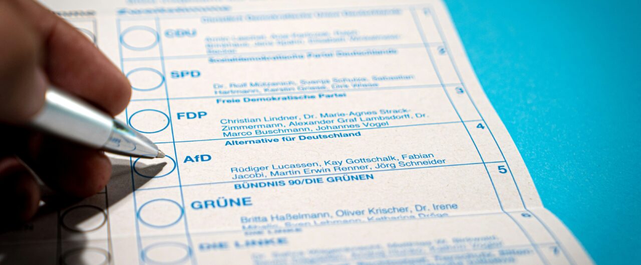 Stimmzettel zur Wahl, Kugelschreiber über AfD Feld