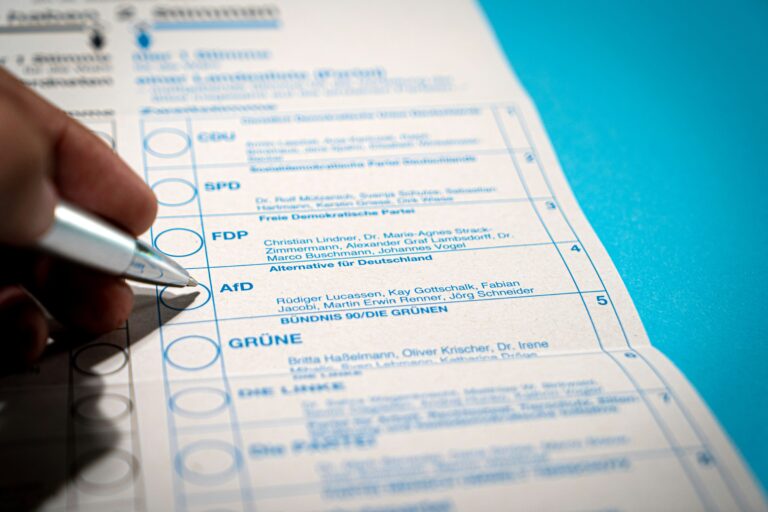 Stimmzettel zur Wahl, Kugelschreiber über AfD Feld